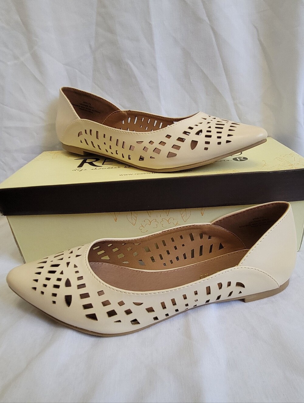 NIB Restricted BEIGE Cream Laser-Cut Pointed-Toe Flats Sandals Shoes 7.5